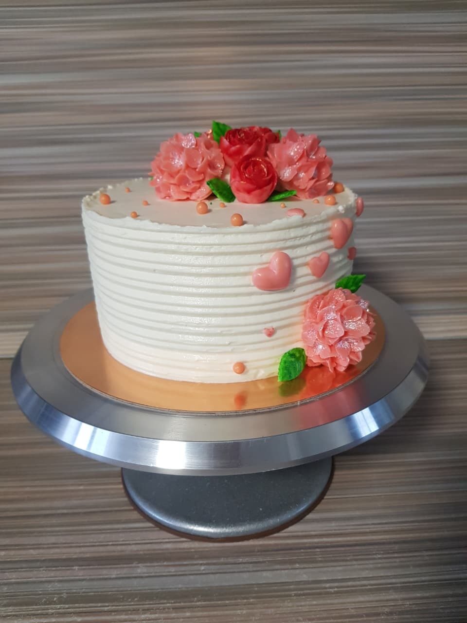 Белый торт с розами и сердечками