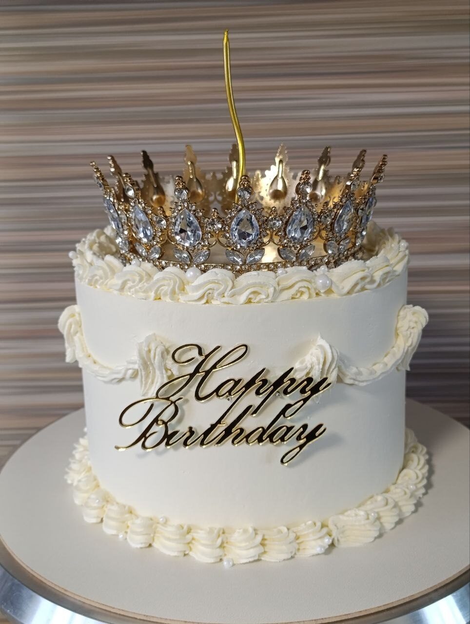 Винтажный белый торт с короной Happy Birthday