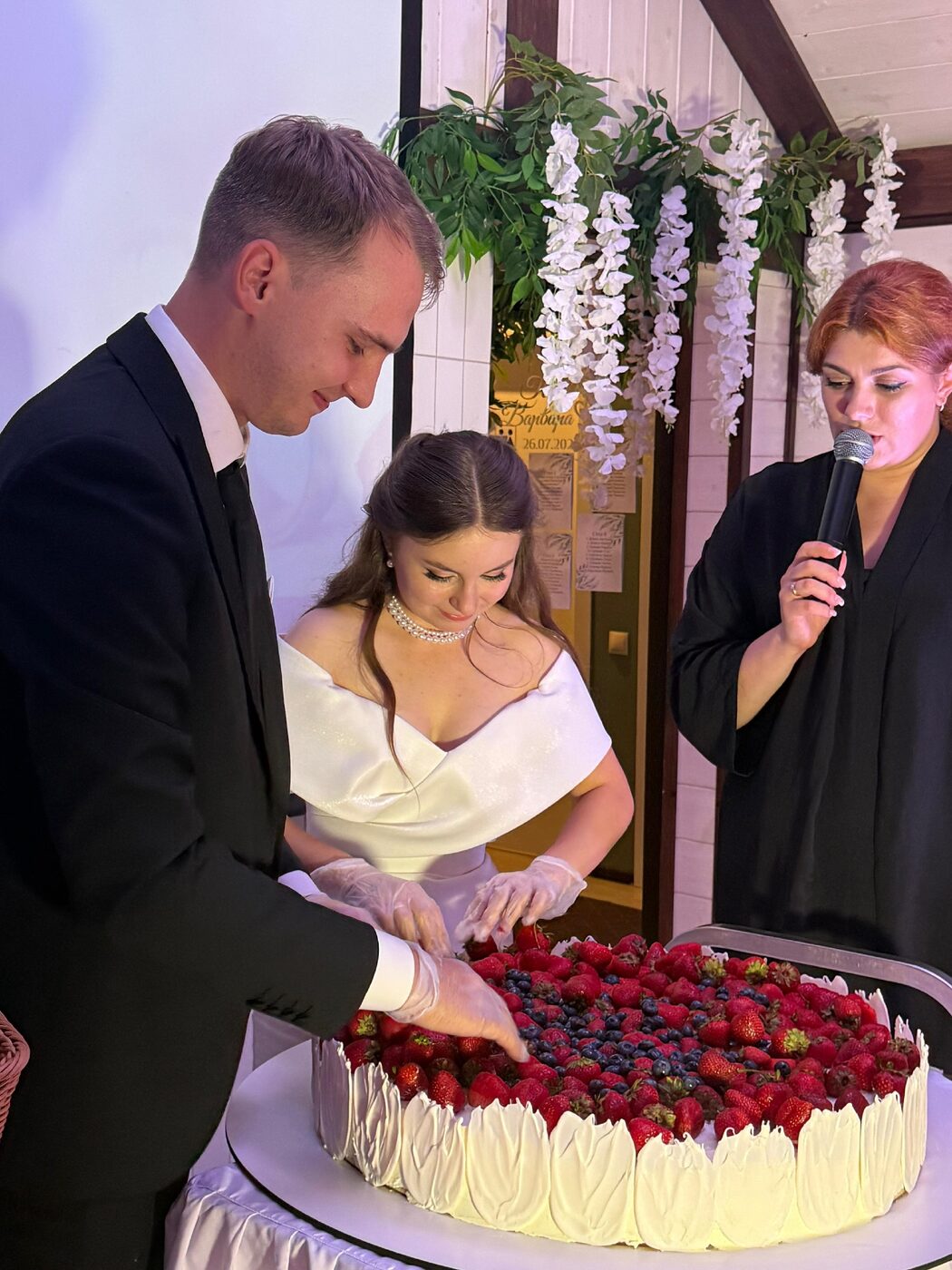 Свадебный торт с молодожёнами